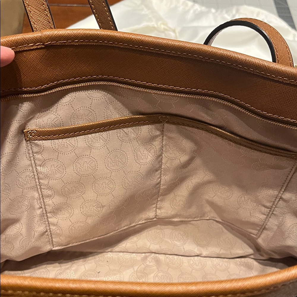 Michael Kors Tan and Black bucket bag - Picture 4 of 6